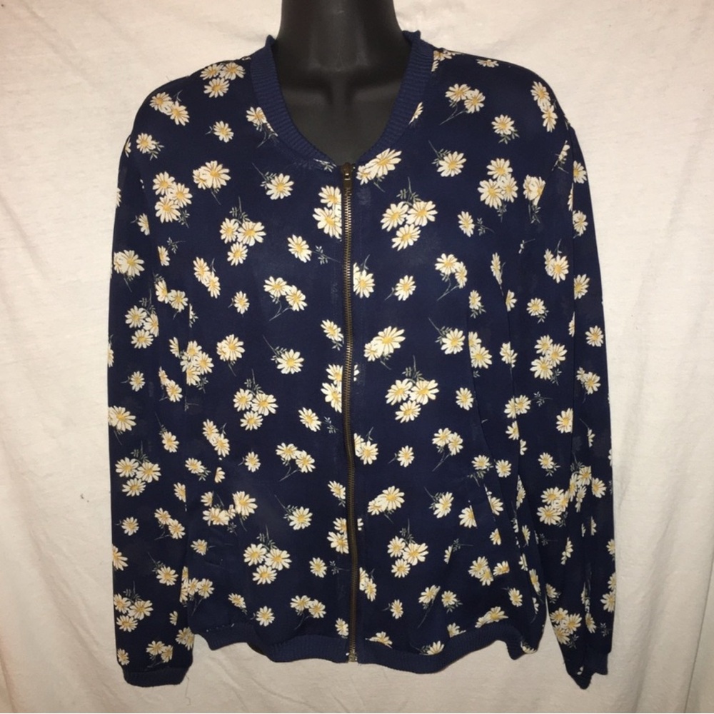 About a Girl Lightweight Zippered Blouse Jacket Navy Blue and Daisy Print Small